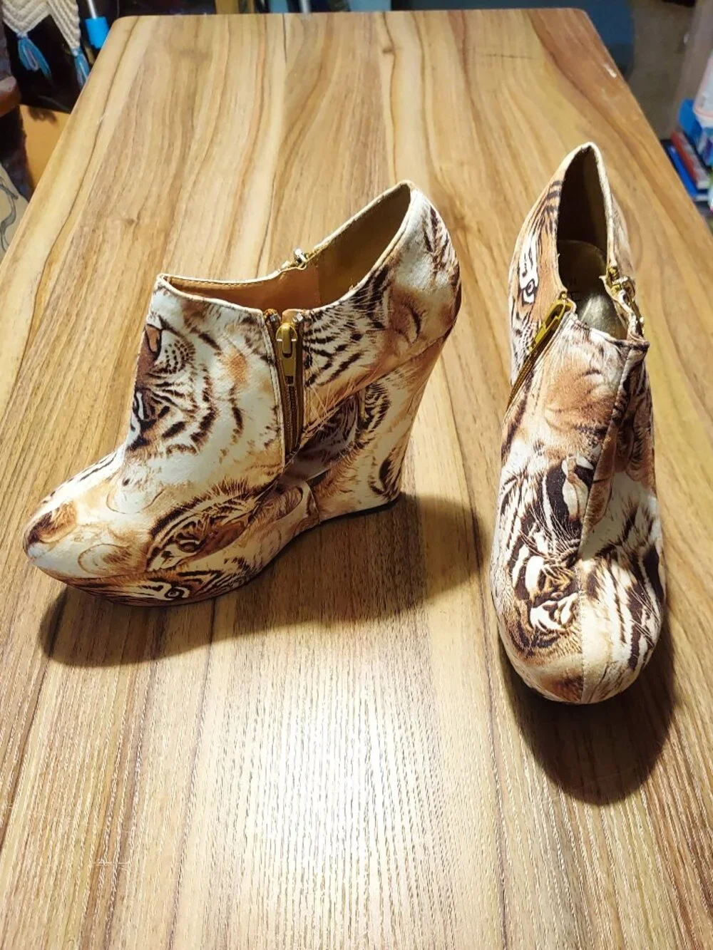 Hot Tomato tiger wedge ankle boots size 8 1/2
